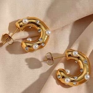Elegant Gold and Pearl Earrings